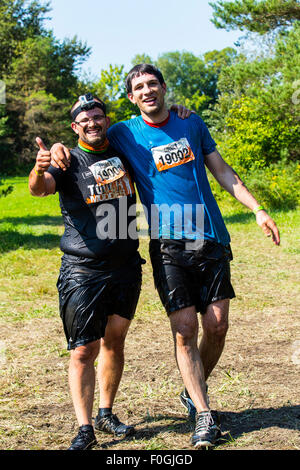 Toronto, Kanada. 15. August 2015. Tough-Mudder Hindernis-Parcours 15. August 2015 Toronto Ontario Credit: Leistung Bild/Alamy Live-Nachrichten Stockfoto