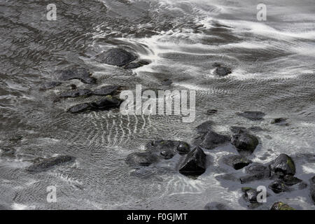 Flut herumwirbelt Felsen am Strand, Stremoy, Färöer Inseln Stockfoto