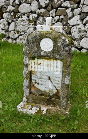 Alten Grabstein in der Kirche Friedhof, Dorf Kirkjubour, Stremoy, Färöer Inseln Stockfoto