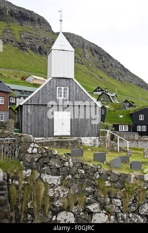 Kirche und Friedhof im Dorf Bour, Vagar Island, Färöer Inseln Stockfoto