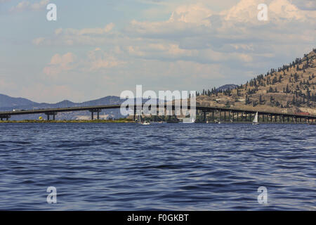 William R Bennett Bridge über den Lake Okanagan in Kelowna Canada, Boot auf See entnommen. Stockfoto