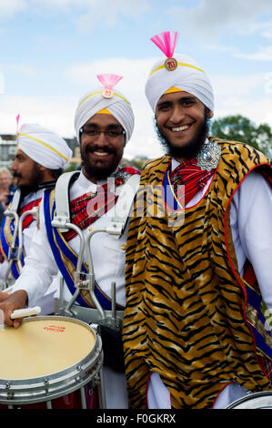 Glasgow, Schottland, UK, 15. August 2015. Die Pipe Band Weltmeisterschaften in Glasgow Green bringt Pipe Bands aus der ganzen Welt kommen, um durch die verschiedenen Qualitäten zu konkurrieren. Etwa 8000 Musiker aus der ganzen Welt. Trommler bilden die Sri Dasmesh malaysischen Sikh Pipe Band. Zum ersten Mal hat die Band hier in Glasgow teilgenommen. Bildnachweis: Andrew Steven Graham/Alamy Live-Nachrichten Stockfoto