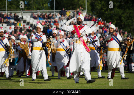 Glasgow, Schottland, UK, 15. August 2015. Die Pipe Band Weltmeisterschaften in Glasgow Green bringt Pipe Bands aus der ganzen Welt kommen, um durch die verschiedenen Qualitäten zu konkurrieren. Etwa 8000 Musiker aus der ganzen Welt. Die Sri Dasmesh malaysischen Sikh Pipe Band. Zum ersten Mal hat die Band hier in Glasgow teilgenommen. Die Band marschiert auf die massed Bands Credit: Andrew Steven Graham/Alamy Live News Stockfoto