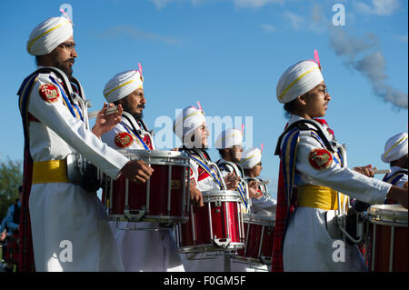 Glasgow, Schottland, UK, 15. August 2015. Die Pipe Band Weltmeisterschaften in Glasgow Green bringt Pipe Bands aus der ganzen Welt kommen, um durch die verschiedenen Qualitäten zu konkurrieren. Etwa 8000 Musiker aus der ganzen Welt. Die Sri Dasmesh malaysischen Sikh Pipe Band. Zum ersten Mal hat die Band hier in Glasgow teilgenommen. Die Band marschiert auf die massed Bands Credit: Andrew Steven Graham/Alamy Live News Stockfoto