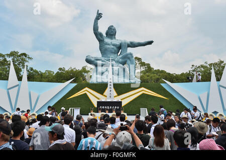 Nagasaki, Japan. 9. August 2015. Menschen betet für die Opfer der atomaren Bomben vor der Statue des Friedens nach einer Zeremonie zum Gedenken an den 70. Jahrestag der Bombardierung, in Nagasaki Friedenspark in Nagasaki, Japan, am 9. August 2015 1945. © AFLO/Alamy Live-Nachrichten Stockfoto