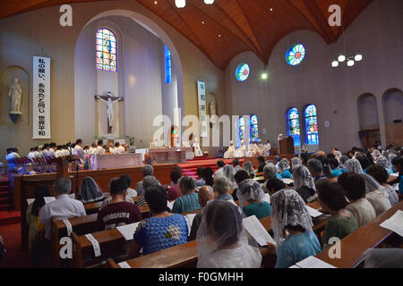 Nagasaki, Japan. 9. August 2015. Japanische Gläubige beten während einer Messe für den 70. Jahrestag der Atombombe in der Urakami-Kathedrale in Nagasaki, Japan, am 9. August 2015. © AFLO/Alamy Live-Nachrichten Stockfoto