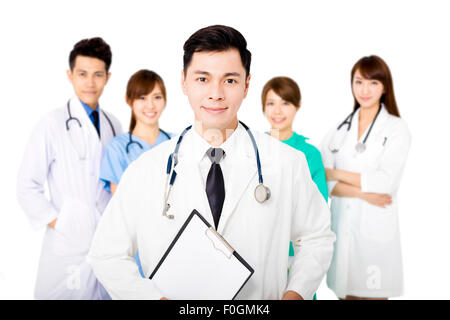 lächelnd Ärzteteam stehen zusammen isoliert auf weiss Stockfoto