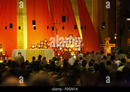 Burgund, Frankreich. 15. August 2015. Tausende von Pilgern sammelten sich in der Versöhnungskirche für das Abendgebet. Tausende von jungen Pilger kamen zu einem open Air Abend Gebet in Taizé am Vorabend des 10. Jahrestages des Todes von dem Gründer von Taizé Gemeinschaft Bruder Roger. © Michael Debets/Pacific Press/Alamy Live-Nachrichten Stockfoto