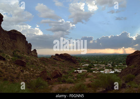 Strom Wolken über das Phoenix-Tal von Camelback Mountain Stockfoto