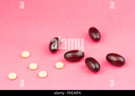 Statin-Tabletten und Coenzym Q10 Softgel Kapseln Stockfoto