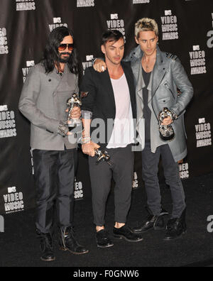 LOS ANGELES, CA - SEPTEMBER 12, 2010: 30 Seconds to Mars - Tomo Milicevic, Jared Leto & Shannon Leto - bei der 2010 MTV Video Music Awards im Nokia Theatre L.A. Live in der Innenstadt von Los Angeles. Stockfoto