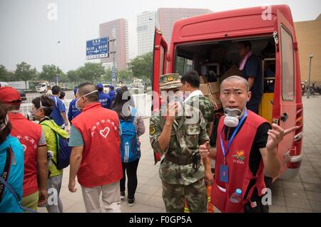 China. 15. August 2015. Ein Soldat gesehen in das Heerlager mit Gasmaske darauf hindeutet, es ist giftig in der Luft. Die Zahl der Todesopfer steigt auf 104. Gemeinde beginnt zu evakuieren Anwohner aus dem temporären Lager befindet sich an einer lokalen Schule in der Nähe der Explosionszone, wie sie reichen die Sperrzone, 3 km von wo die Explosion geschah wie poison Luft, die Krebs verursachen könnte erkannt wird. © Geovien also/Pacific Press/Alamy Live-Nachrichten Stockfoto