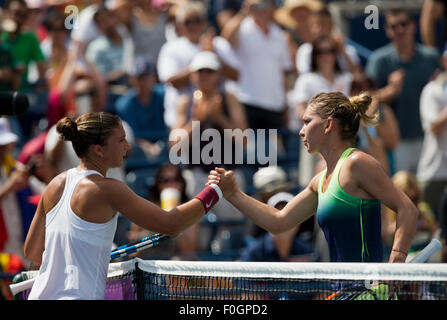 Toronto, Kanada. 15. August 2015. Sara Errani(L) Italiens schüttelt Hände mit Simona Halep von Rumänien nach ihr Halbfinalspiel Dameneinzel am 2015 Rogers Cup in Toronto, Kanada, 15. August 2015. Simona Halep gewann 2: 0. © Zou Zheng/Xinhua/Alamy Live-Nachrichten Stockfoto