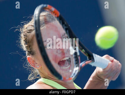 Toronto, Kanada. 15. August 2015. Simona Halep Rumäniens gibt den Ball gegen Sara Errani Italiens während ihr Halbfinalspiel Dameneinzel am 2015 Rogers Cup in Toronto, Kanada, 15. August 2015 zurück. Simona Halep gewann 2: 0. © Zou Zheng/Xinhua/Alamy Live-Nachrichten Stockfoto