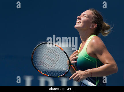 Toronto, Kanada. 15. August 2015. Simona Halep Rumäniens feiert Sieg nach dem Halbfinalspiel Dameneinzel gegen Sara Errani Italiens am 2015 Rogers Cup in Toronto, Kanada, 15. August 2015. Simona Halep gewann 2: 0. © Zou Zheng/Xinhua/Alamy Live-Nachrichten Stockfoto