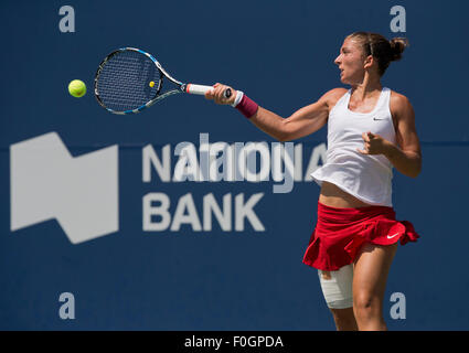 Toronto, Kanada. 15. August 2015. Sara Errani Italiens gibt den Ball gegen Simona Halep Rumäniens während ihr Halbfinalspiel Dameneinzel am 2015 Rogers Cup in Toronto, Kanada, 15. August 2015 zurück. Simona Halep gewann 2: 0. © Zou Zheng/Xinhua/Alamy Live-Nachrichten Stockfoto