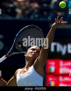 Toronto, Kanada. 15. August 2015. Sara Errani Italiens dient gegen Simona Halep Rumäniens während ihr Halbfinalspiel Dameneinzel am 2015 Rogers Cup in Toronto, Kanada, 15. August 2015. Simona Halep gewann 2: 0. © Zou Zheng/Xinhua/Alamy Live-Nachrichten Stockfoto