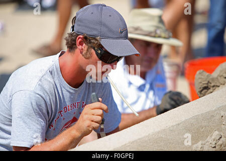 Brooklyn, USA. 15. August 2015. Bildhauer nutzt Luft sauber aus Kanten in fast abgeschlossenen Schloss. Teilnehmer und Teams nahmen an der 25. jährlichen Coney Island Sand Sculpting Wettbewerb. © Andy Katz/Pacific Press/Alamy Live-Nachrichten Stockfoto