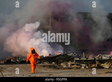 Peking, China. 13. August 2015. Ein Feuerwehrmann arbeitet bei der Explosion-Standort in Tianjin, Nord-China, 13. August 2015. © Shen Bohan/Xinhua/Alamy Live-Nachrichten Stockfoto