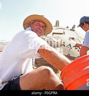 Brooklyn, USA. 15. August 2015. Nahaufnahme von Richard Demand in heißen Strand Sonne auf Coney Island Allianz Skulptur arbeiten. Teilnehmer und Teams nahmen an der 25. jährlichen Coney Island Sand Sculpting Wettbewerb. © Andy Katz/Pacific Press/Alamy Live-Nachrichten Stockfoto