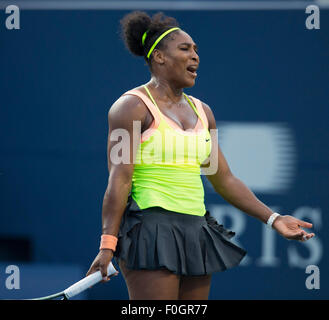 Toronto, Kanada. 15. August 2015. Serena Williams aus den USA reagiert während ihr Halbfinalspiel Dameneinzel gegen Belinda Bencic der Switerland am 2015 Rogers Cup in Toronto, Kanada, 15. August 2015. Serena Williams verlor 1: 2. © Zou Zheng/Xinhua/Alamy Live-Nachrichten Stockfoto