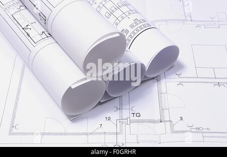 Rollen der Schaltpläne auf Konstruktionszeichnung, Zeichnungen für den Ingenieur/Projekte Stockfoto