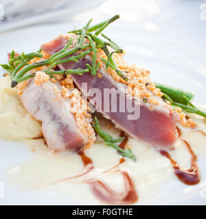 Gebratene Bigeye (Ahi Thunfisch) Thunfischsteak Meer Spargel mit Wasabi-Kartoffelpüree. Browns Beach House, Fairmont Orchid, Hawaii Stockfoto