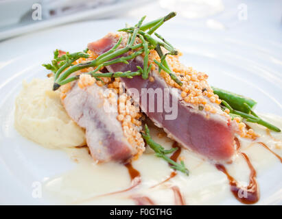 Gebratene Bigeye (Ahi Thunfisch) Thunfischsteak Meer Spargel mit Wasabi-Kartoffelpüree. Browns Beach House, Fairmont Orchid, Hawaii Stockfoto