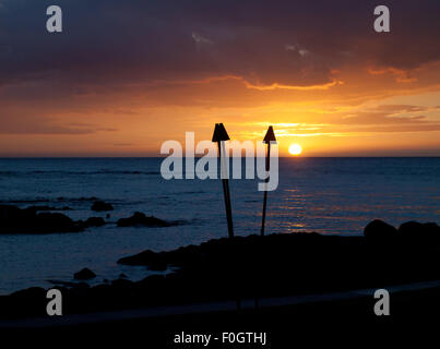 Ein Blick auf einen wunderschönen Tiki Fackel Sonnenuntergang von den Browns Beach House im Fairmont Orchid, Kohala Coast, Hawaii gesehen. Stockfoto