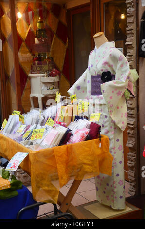 Kleidung shop Verkauf Yukata und Kimonos Kleidung der japanischen Tradition am Flohmarkt am 7. Juli 2015 in Nara, Japan Stockfoto