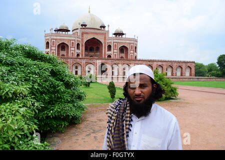 Muslimischen Mann in traditionellen islamischen Dressing Indien vor Humayun Grab Denkmal Delhi Stockfoto