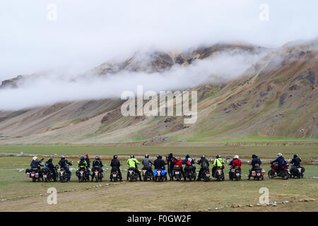 Ladakh Bullet Motorrad Bike Fahrer vorbereiten, Leh Ladakh in Kaschmir durch die harten Himalaya Straßen von Indien zu erobern Stockfoto