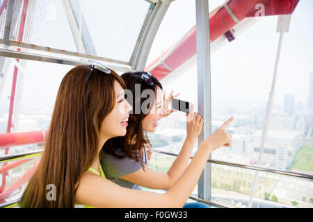 glückliche Mädchen Aufnahme in das Riesenrad Stockfoto