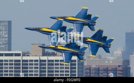 Chicago, IL, USA. 15. August 2015. Chicago, Illinois, USA - U.S. Navy Blue Angels Flight Demonstration Squadron auf der 2015 Chicago Air & Wasser Show in Chicago, IL durchführen. © Csm/Alamy Live-Nachrichten Stockfoto