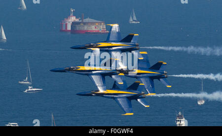 Chicago, IL, USA. 15. August 2015. Chicago, Illinois, USA - U.S. Navy Blue Angels Flight Demonstration Squadron auf der 2015 Chicago Air & Wasser Show in Chicago, IL durchführen. © Csm/Alamy Live-Nachrichten Stockfoto