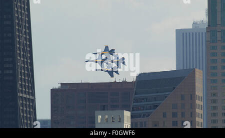 Chicago, IL, USA. 15. August 2015. Chicago, Illinois, USA - U.S. Navy Blue Angels Flight Demonstration Squadron auf der 2015 Chicago Air & Wasser Show in Chicago, IL durchführen. © Csm/Alamy Live-Nachrichten Stockfoto