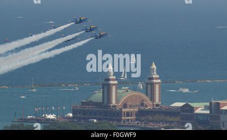 Chicago, IL, USA. 15. August 2015. Chicago, Illinois, USA - U.S. Navy Blue Angels Flight Demonstration Squadron auf der 2015 Chicago Air & Wasser Show in Chicago, IL durchführen. © Csm/Alamy Live-Nachrichten Stockfoto