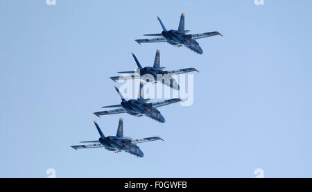 Chicago, IL, USA. 15. August 2015. Chicago, Illinois, USA - U.S. Navy Blue Angels Flight Demonstration Squadron auf der 2015 Chicago Air & Wasser Show in Chicago, IL durchführen. © Csm/Alamy Live-Nachrichten Stockfoto