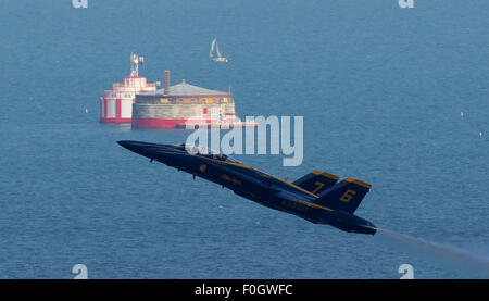 Chicago, IL, USA. 15. August 2015. Chicago, Illinois, USA - U.S. Navy Blue Angels Flight Demonstration Squadron auf der 2015 Chicago Air & Wasser Show in Chicago, IL durchführen. © Csm/Alamy Live-Nachrichten Stockfoto