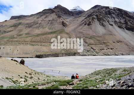 Ausländische Touristen Paar genießt den Himalaya Berg und Fluss Schönheit in Ladakh Indien Stockfoto