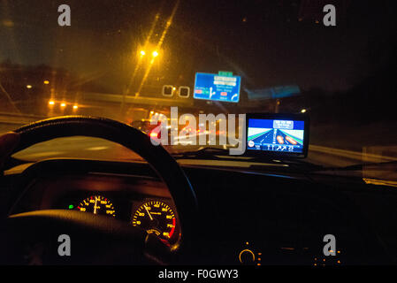 GPS oder Navigator im Auto bei Nacht Stockfoto