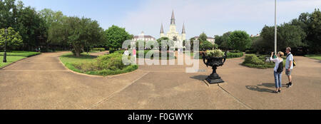 St. Louis Cathedral und Statue von Andrew Jackson, befindet sich in Jackson Square im French Quarter von New Orleans Stockfoto