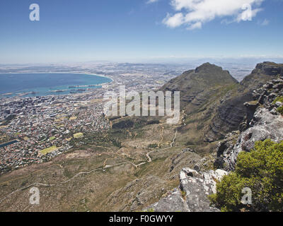 Ansicht von oben der Tabelle Table Mountain und Atlantik, Cape Town, Western Cape, Südafrika Stockfoto