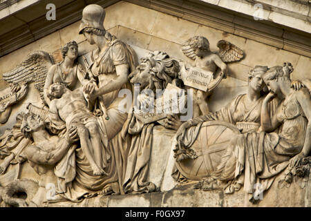 Marmor-Figuren an der Spitze des Grand Gebäude, London, Vereinigten Königreich Stockfoto