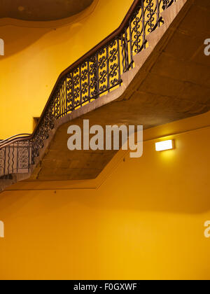 Antike Architektur, innen ein Treppenhaus und eine gelbe Wand Stockfoto