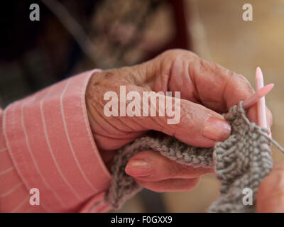 Oma stricken Stockfoto