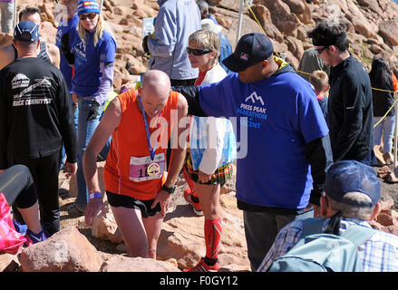 Manitou Springs, Colorado, USA. 15. August 2015. Rennen Freiwilligen warten, jeder Finisher nach deren Abschluss die 60. Ausgabe des Pikes Peak Aufstiegs zu begrüßen. Während des Aufstiegs Läufer decken 13,3 Meilen und gewinnen mehr als 7815 Füße (2382m) von der Zeit erreichen sie den Gipfel von 14.115 ft (4302m). Am zweiten Tag des Rennwochenendes werden 800 Marathonläufer machen die hin-und Rückfahrt und decken 26,6 Meilen Höhe und sehr schwierigem Gelände in Pike National Forest, Manitou Springs, CO. © Csm/Alamy Live-Nachrichten Stockfoto