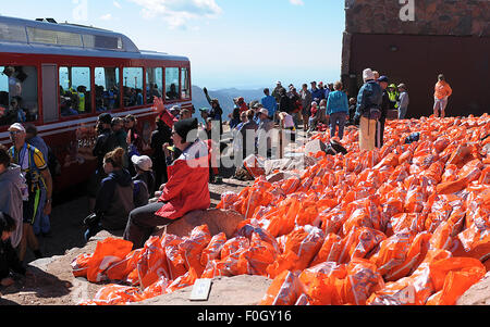 Manitou Springs, Colorado, USA. 15. August 2015. Berge von warmen Gang erwarten Läufer nach Ende der 60. Auflage des Pikes Peak Aufstieg. Während des Aufstiegs Läufer decken 13,3 Meilen und gewinnen mehr als 7815 Füße (2382m) von der Zeit erreichen sie den Gipfel von 14.115 ft (4302m). Am zweiten Tag des Rennwochenendes werden 800 Marathonläufer machen die hin-und Rückfahrt und decken 26,6 Meilen Höhe und sehr schwierigem Gelände in Pike National Forest, Manitou Springs, CO. © Csm/Alamy Live-Nachrichten Stockfoto