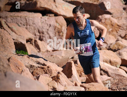 Manitou Springs, Colorado, USA. 15. August 2015. California Läufer, Galen Burrell, verhandelt ein letzten Geröllfeld auf seinem Weg zum Abschluss der 60. Ausgabe des Pikes Peak Aufstiegs. Während des Aufstiegs Läufer decken 13,3 Meilen und gewinnen mehr als 7815 Füße (2382m) von der Zeit erreichen sie den Gipfel von 14.115 ft (4302m). Am zweiten Tag des Rennwochenendes werden 800 Marathonläufer machen die hin-und Rückfahrt und decken 26,6 Meilen Höhe und sehr schwierigem Gelände in Pike National Forest, Manitou Springs, CO. © Csm/Alamy Live-Nachrichten Stockfoto