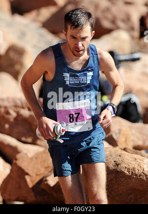 Manitou Springs, Colorado, USA. 15. August 2015. California Läufer, Galen Burrell, verhandelt ein letzten Geröllfeld auf seinem Weg zum Abschluss der 60. Ausgabe des Pikes Peak Aufstiegs. Während des Aufstiegs Läufer decken 13,3 Meilen und gewinnen mehr als 7815 Füße (2382m) von der Zeit erreichen sie den Gipfel von 14.115 ft (4302m). Am zweiten Tag des Rennwochenendes werden 800 Marathonläufer machen die hin-und Rückfahrt und decken 26,6 Meilen Höhe und sehr schwierigem Gelände in Pike National Forest, Manitou Springs, CO. © Csm/Alamy Live-Nachrichten Stockfoto